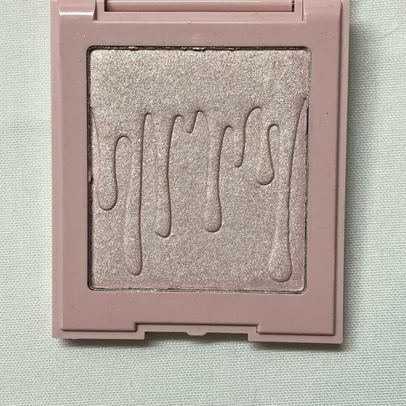 Kylie Cosmetics Pressed Illuminating Powder PRINCESS PLEASE Original Formula NOS - Picture 2 of 4